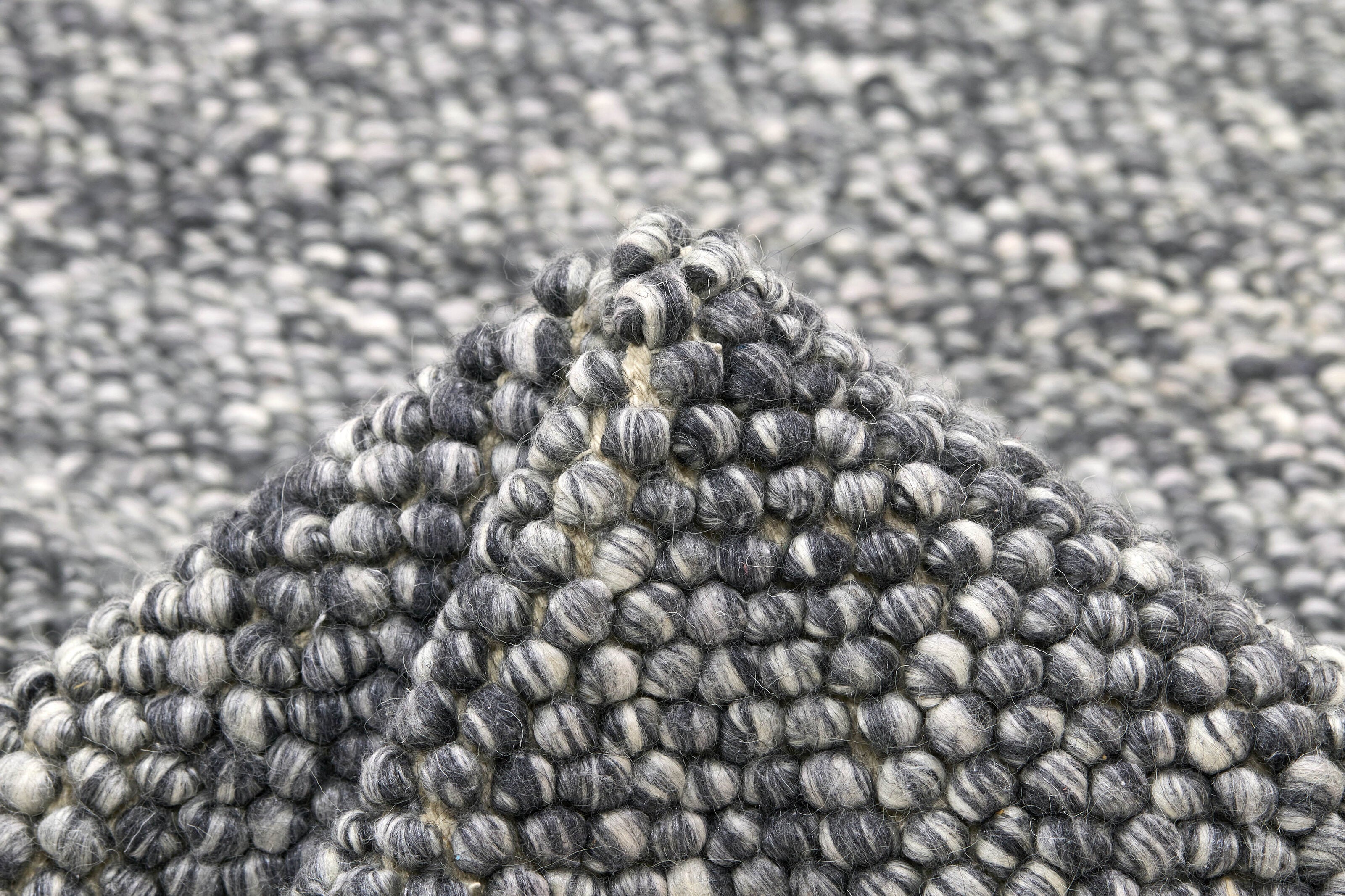 Walls Republic: Contemporary Hand - woven Artisanal Ball Weave Area Rug Collection from India in Size 140 cm x 200 cm for Modern Elegance